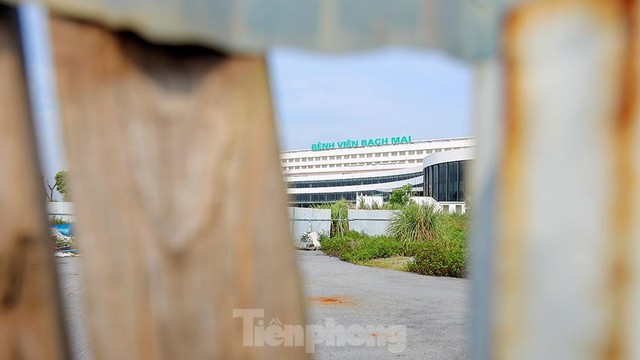 Cận cảnh bệnh viện Bạch Mai cơ sở 2 cổng đóng then cài hoang hoá nhanh chóng - Ảnh 1.