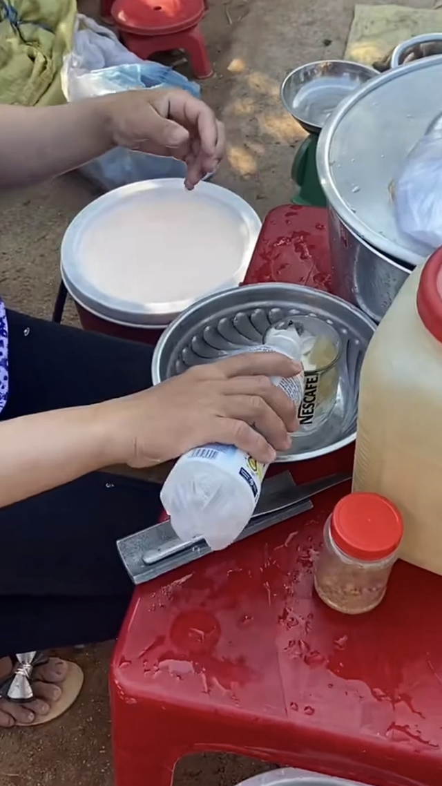 Dạo một vòng khu chợ rẻ bậc nhất Việt Nam tại Bình Định: Cầm 50k ăn được đủ món - Ảnh 14.