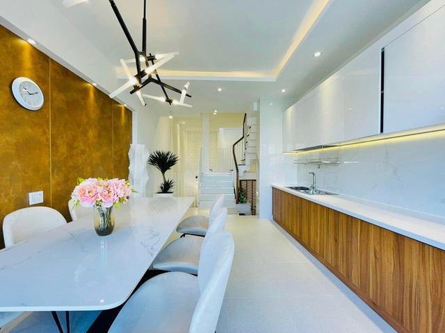Vợ chồng trẻ tậu căn nhà đầu tiên hơn 10 tỷ tại TP. HCM: Thiết kế hiện đại, đẹp như khu nghỉ dưỡng - Ảnh 3. Vợ chồng trẻ tậu căn nhà đầu tiên hơn 10 tỷ tại TP. HCM: Thiết kế hiện đại, đẹp như khu nghỉ dưỡng - Ảnh 3.