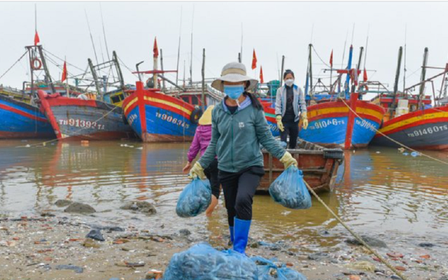 Theo Bộ Nông nghiệp và Phát triển nông thôn, số lượng tàu thuyền “nằm bờ” ngày càng nhiều, tình trạng ngừng ra khơi đánh bắt hải sản đã rất đáng báo động.