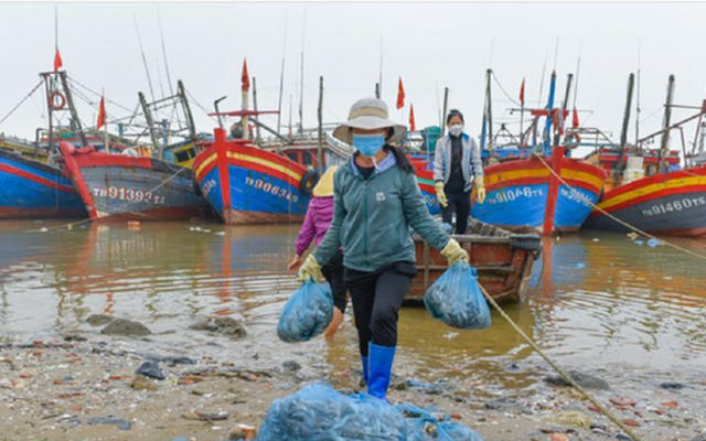 Theo Bộ Nông nghiệp và Phát triển nông thôn, số lượng tàu thuyền “nằm bờ” ngày càng nhiều, tình trạng ngừng ra khơi đánh bắt hải sản đã rất đáng báo động. Theo Bộ Nông nghiệp và Phát triển nông thôn, số lượng tàu thuyền “nằm bờ” ngày càng nhiều, tình trạng ngừng ra khơi đánh bắt hải sản đã rất đáng báo động.
