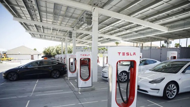 Tesla chia sẻ trạm sạc nhằm đưa ô tô trở nên phổ biến hơn - Việt Nam đang có những ai đầu tư vào hệ thống trạm sạc? - Ảnh 1.