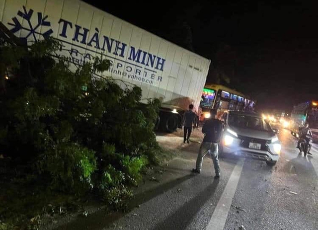  Tài xế container gây tai nạn liên hoàn khiến phụ xe khách tử vong - Ảnh 1.