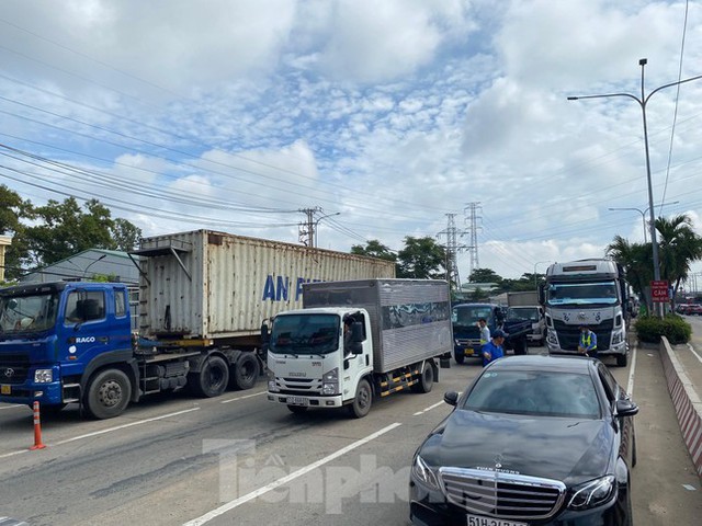 TPHCM: Dòng xe rùa bò qua trạm trong ngày đầu thu phí không dừng - Ảnh 11.