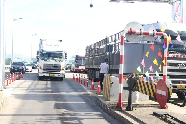 Tài xế ngao ngán trong ngày đầu thu phí không dừng tại cao tốc Đà Nẵng - Quảng Ngãi - Ảnh 4.