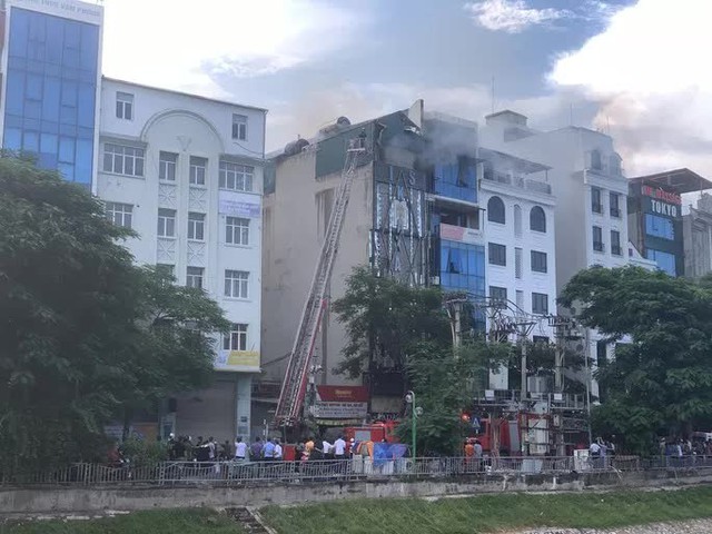  Đang cháy lớn tại quán karaoke 6 tầng, huy động nhiều xe cứu thương và xe thang  - Ảnh 3.