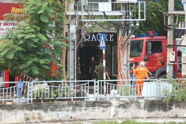  Cận cảnh hiện trường vụ cháy ở quán karaoke trên đường Quan Hoa làm ba cảnh sát hy sinh  - Ảnh 3.
