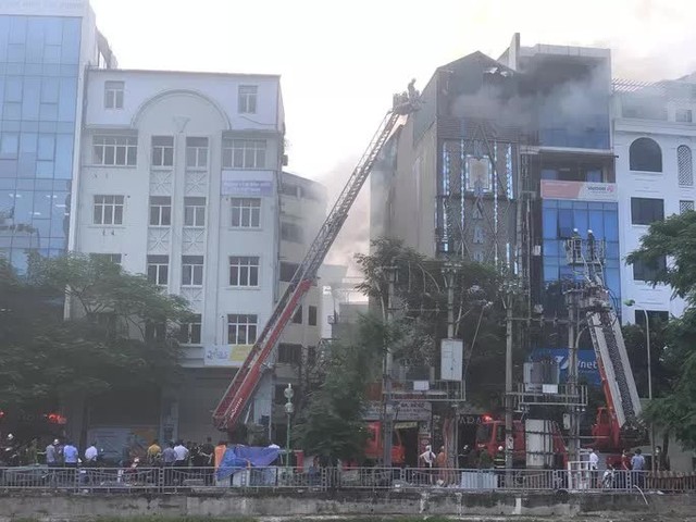  Đang cháy lớn tại quán karaoke 6 tầng, huy động nhiều xe cứu thương và xe thang  - Ảnh 4.