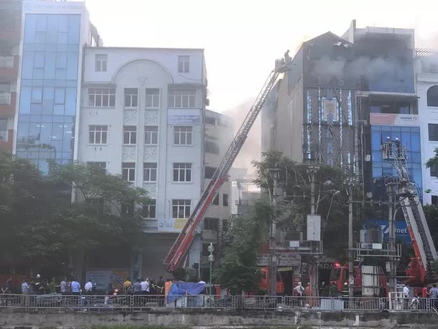  Đang cháy lớn tại quán karaoke 6 tầng, huy động nhiều xe cứu thương và xe thang  - Ảnh 5.