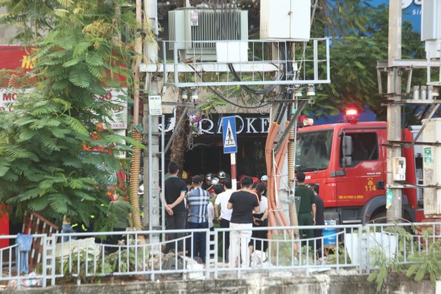  Cận cảnh hiện trường vụ cháy ở quán karaoke trên đường Quan Hoa làm ba cảnh sát hy sinh  - Ảnh 5.