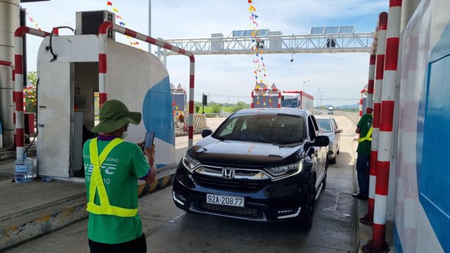 Ngày đầu thu phí không dừng: Nhiều xe tới trạm mới mò mẫm tải ứng dụng, nạp tiền - Ảnh 6.