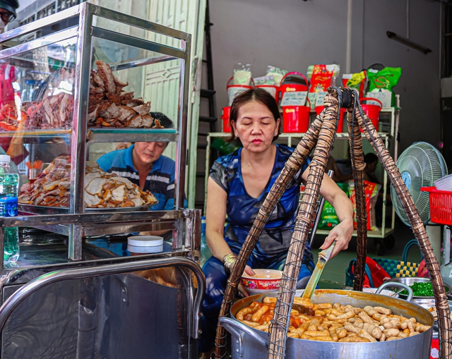  Gánh bánh canh hơn 30 năm ở Sài Gòn, có bát lên tới 300 nghìn, khách vẫn khen giá hợp lý - Ảnh 6.