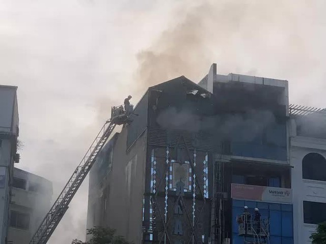  Đang cháy lớn tại quán karaoke 6 tầng, huy động nhiều xe cứu thương và xe thang  - Ảnh 6.