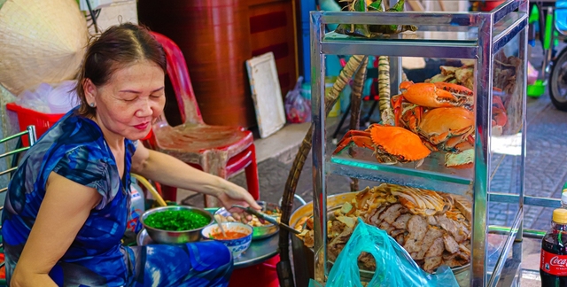  Gánh bánh canh hơn 30 năm ở Sài Gòn, có bát lên tới 300 nghìn, khách vẫn khen giá hợp lý - Ảnh 7.