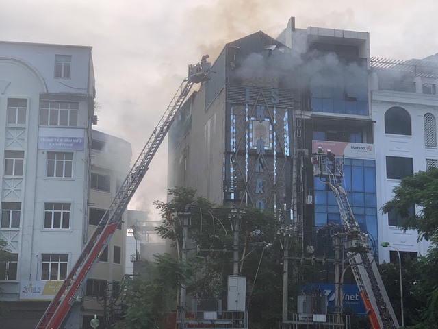  Đang cháy lớn tại quán karaoke 6 tầng, huy động nhiều xe cứu thương và xe thang  - Ảnh 7.