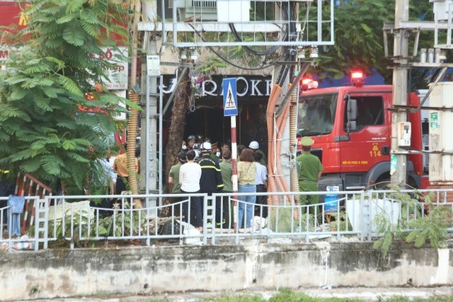  Cận cảnh hiện trường vụ cháy ở quán karaoke trên đường Quan Hoa làm ba cảnh sát hy sinh  - Ảnh 7.