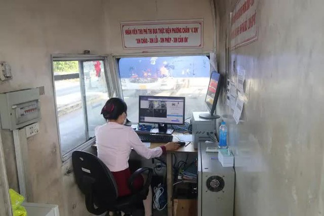 Tài xế ngao ngán trong ngày đầu thu phí không dừng tại cao tốc Đà Nẵng - Quảng Ngãi - Ảnh 9.
