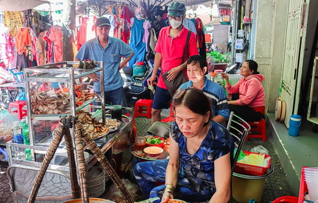  Gánh bánh canh hơn 30 năm ở Sài Gòn, có bát lên tới 300 nghìn, khách vẫn khen giá hợp lý - Ảnh 8.