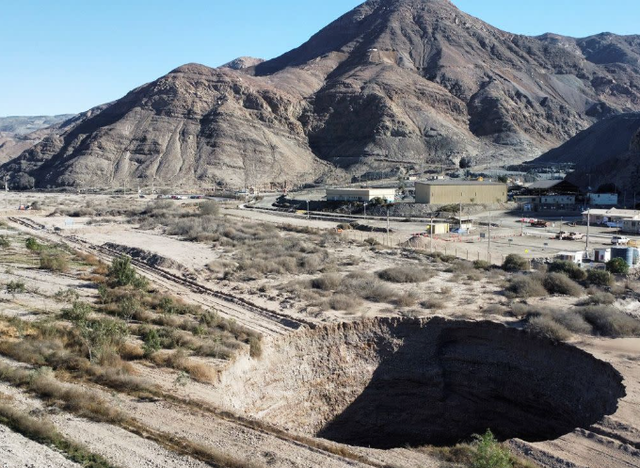 Chile xử lý những người liên quan đến “hố tử thần” khổng lồ gần mỏ đồng - Ảnh 2.