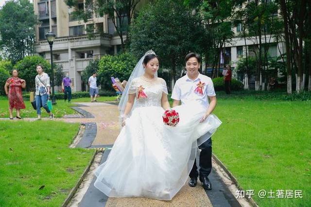Cô dâu tổ chức đám cưới siêu đơn giản trong công viên gần nhà, ai nhìn ảnh cũng hỏi: Có hối hận không? - Ảnh 3.