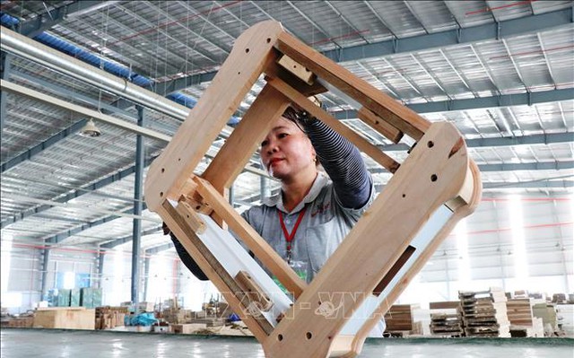 Sản xuất gỗ xuất khẩu tại Công ty Triệu Phú Lộc. Ảnh minh họa: Dương Chí Tưởng/TTXVN