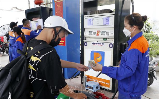 Mua bán xăng, dầu tại một điểm bán kinh doanh xăng, dầu trên địa bàn Hà Nội. Ảnh minh họa: Trần Việt/TTXVN