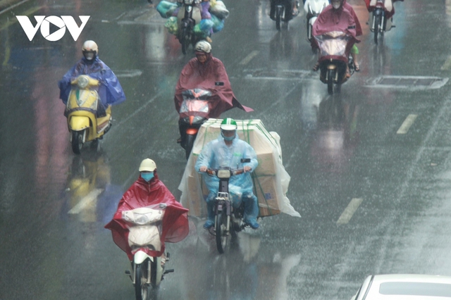  Người Hà Nội vật vã đi làm trong cơn mưa kéo dài do ảnh hưởng của bão - Ảnh 1.