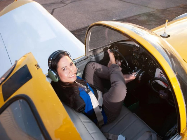 Cô gái không tay đầu tiên trở thành phi công: Chỉ mất 3 năm để chinh phục ước mơ - Ảnh 4.