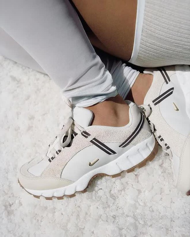 Khen cho màn hợp tác Nike x Jacquemus: Vẫn là đồ thể thao mà sang và cực hay - Ảnh 22.