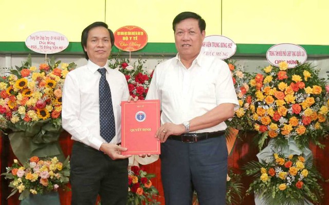 Thứ trưởng Bộ Y tế Đỗ Xuân Tuyên trao quyết định bổ nhiệm Giám đốc Trung tâm Điều phối Quốc gia về ghép bộ phận cơ thể người cho PGS.TS Đồng Văn Hệ