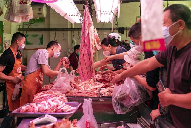 Giá thịt lợn cao kỷ lục, lạm phát Trung Quốc cao nhất 2 năm - Ảnh 1.