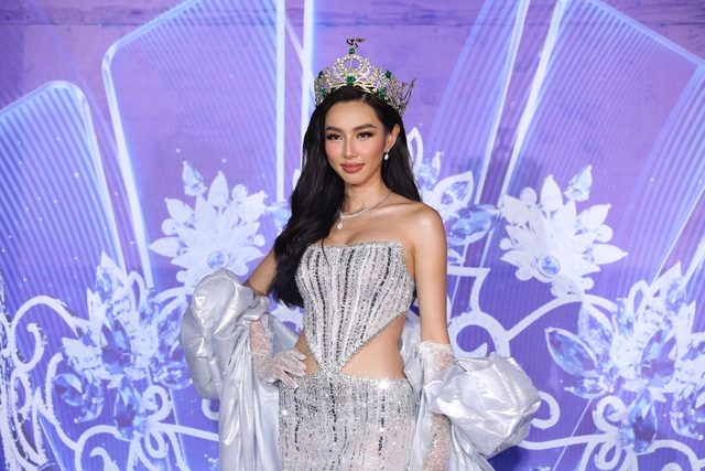 Thảm đỏ Chung kết Hoa hậu Thế giới Việt Nam 2022: Thùy Tiên khoe nhan sắc đẹp nổi bật bên cạnh dàn Hoa hậu, Á hậu - Ảnh 1.