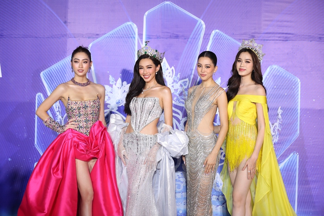 Thảm đỏ Chung kết Hoa hậu Thế giới Việt Nam 2022: Thùy Tiên khoe nhan sắc đẹp nổi bật bên cạnh dàn Hoa hậu, Á hậu - Ảnh 11.