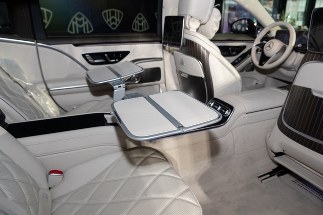 Ngồi thử Mercedes-Maybach S 680 giá 16 tỷ đồng tại Việt Nam: Đóng mở cửa như Rolls-Royce, ghế ông chủ có thể biến thành giường - Ảnh 15.