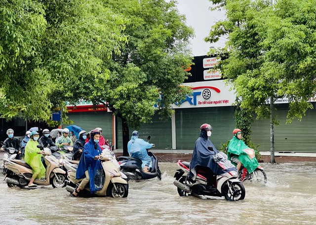  Hà Nội: Nhiều tuyến phố ngập sâu, giao thông ùn tắc, hỗn loạn  - Ảnh 5.