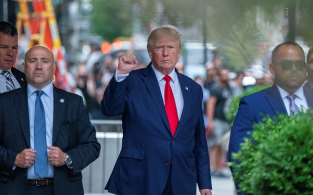 Cựu tổng thống Mỹ Donald Trump đến tòa nhà Trump Tower tại thành phố New York sau khi resort của ông ở Florida bị khám xét - Ảnh: REUTERS