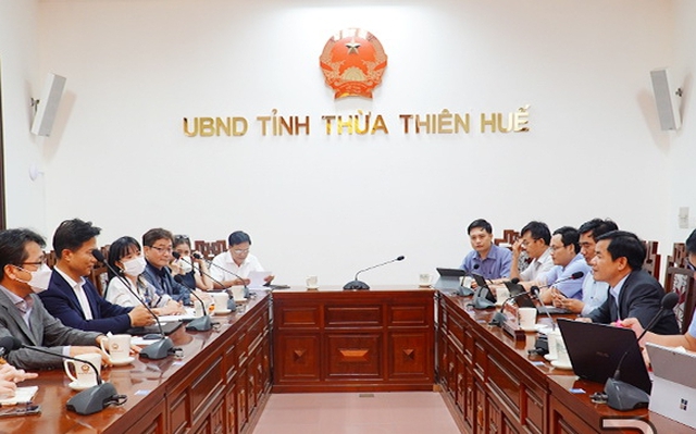 Lãnh đạo tỉnh Thừa Thiên Huế (phải ảnh) trao đổi với các doanh nghiệp về một số nội dung dự án. Ảnh: Như Huế