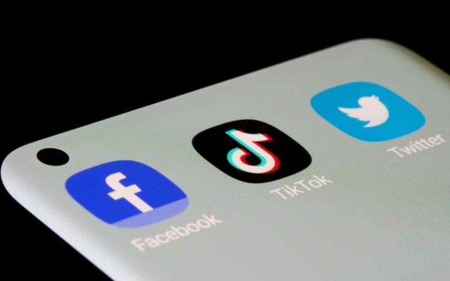 TikTok là ứng dụng truyền thông xã hội được tải xuống nhiều nhất vào năm 2020, xếp trước Facebook và ba ứng dụng khác cũng thuộc sở dụng công ty này. Ảnh: Reuters