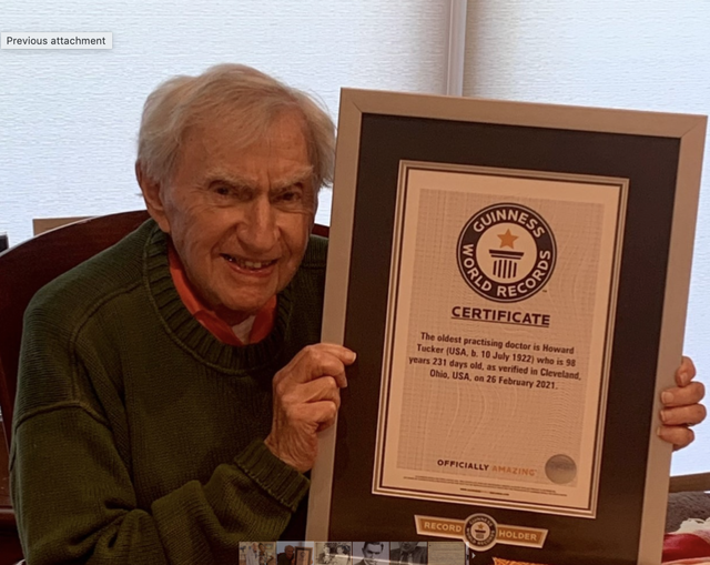 100 tuổi vẫn hành nghề y, một bác sĩ lập kỷ lục Guinness - Ảnh 1.