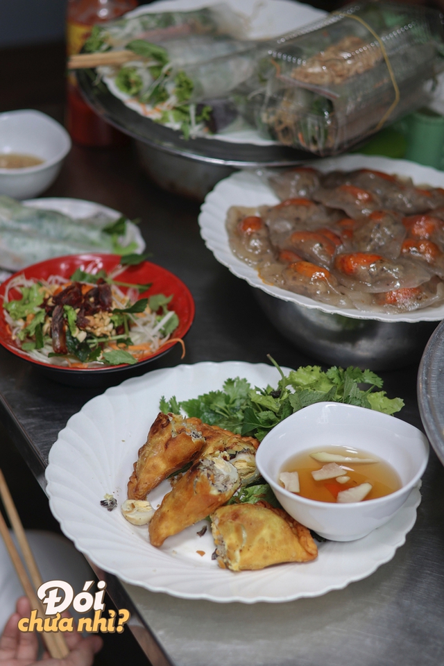 Một ngày đi ăn tại siêu ngõ ẩm thực ngay giữa lòng phố cổ Hà Nội, dạo một vòng là no căng bụng - Ảnh 3.