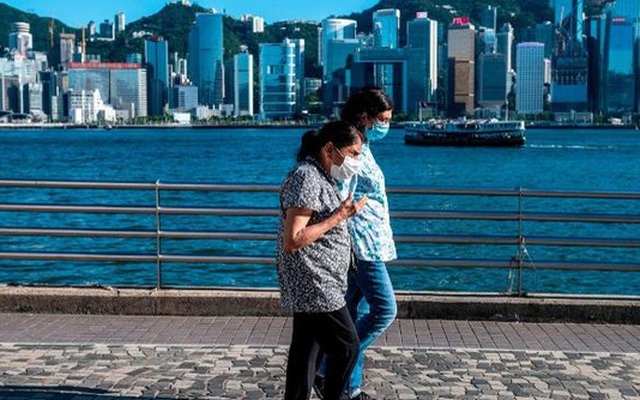 Người dân đeo khẩu trang đi dạo ở Hong Kong, ngày 12/7. (Ảnh: CNN)