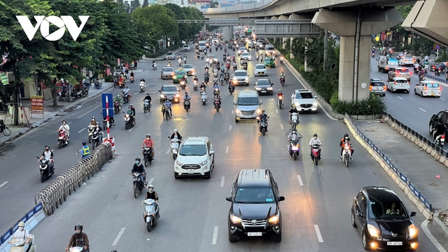 Một tuần phân làn trên đường Nguyễn Trãi: Xe máy vẫn chung lối ô tô - Ảnh 1.