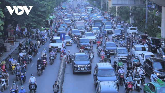 Một tuần phân làn trên đường Nguyễn Trãi: Xe máy vẫn chung lối ô tô - Ảnh 2.