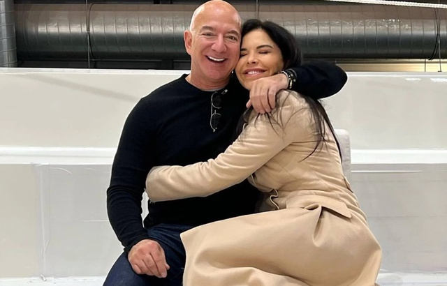 Cuộc sống xa hoa của Lauren Sanchez từ khi hẹn hò tỷ phú Jeff Bezos - Ảnh 1.