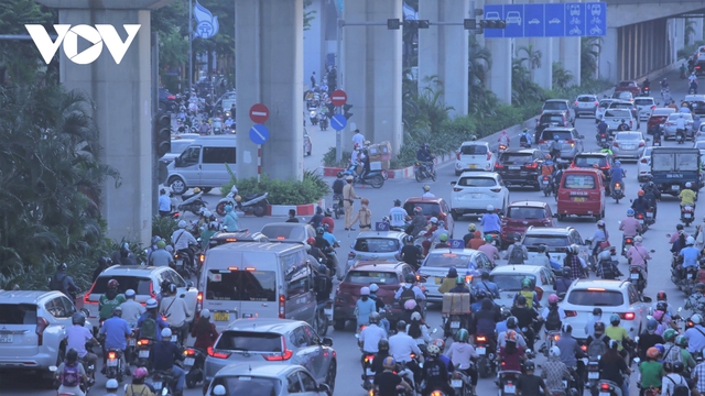 Một tuần phân làn trên đường Nguyễn Trãi: Xe máy vẫn chung lối ô tô - Ảnh 3.