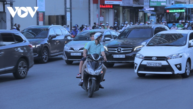 Một tuần phân làn trên đường Nguyễn Trãi: Xe máy vẫn chung lối ô tô - Ảnh 4.