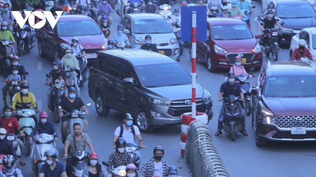 Một tuần phân làn trên đường Nguyễn Trãi: Xe máy vẫn chung lối ô tô - Ảnh 9.