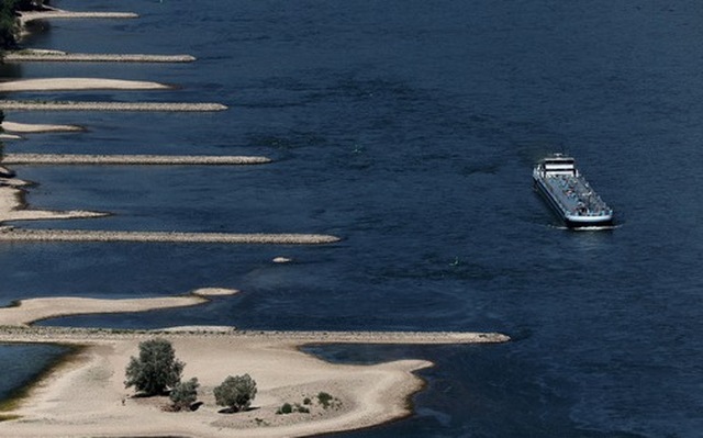 Mực nước sông Rhine ở Đức thấp làm ảnh hưởng vận tải đường thủy, qua đó ảnh hưởng kinh tế nước này và châu Âu - Ảnh: REUTERS