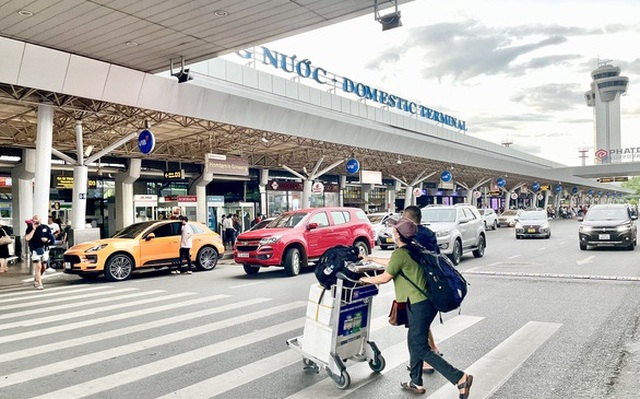 Hành khách đón xe tại ga quốc nội Tân Sơn Nhất - Ảnh: CHÂU TUẤN
