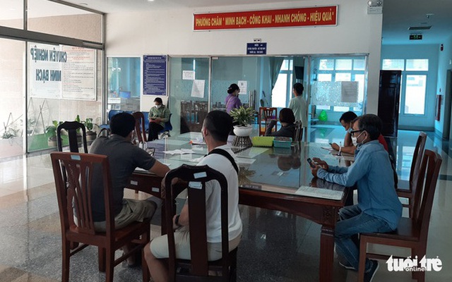 Người dân chờ kê khai, nộp thuế tại Chi cục thuế quận Ninh Kiều - Ảnh: CHÍ HẠNH